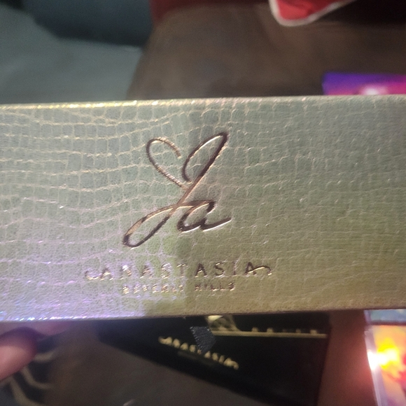 Tons of makeup - Picture 16 of 16